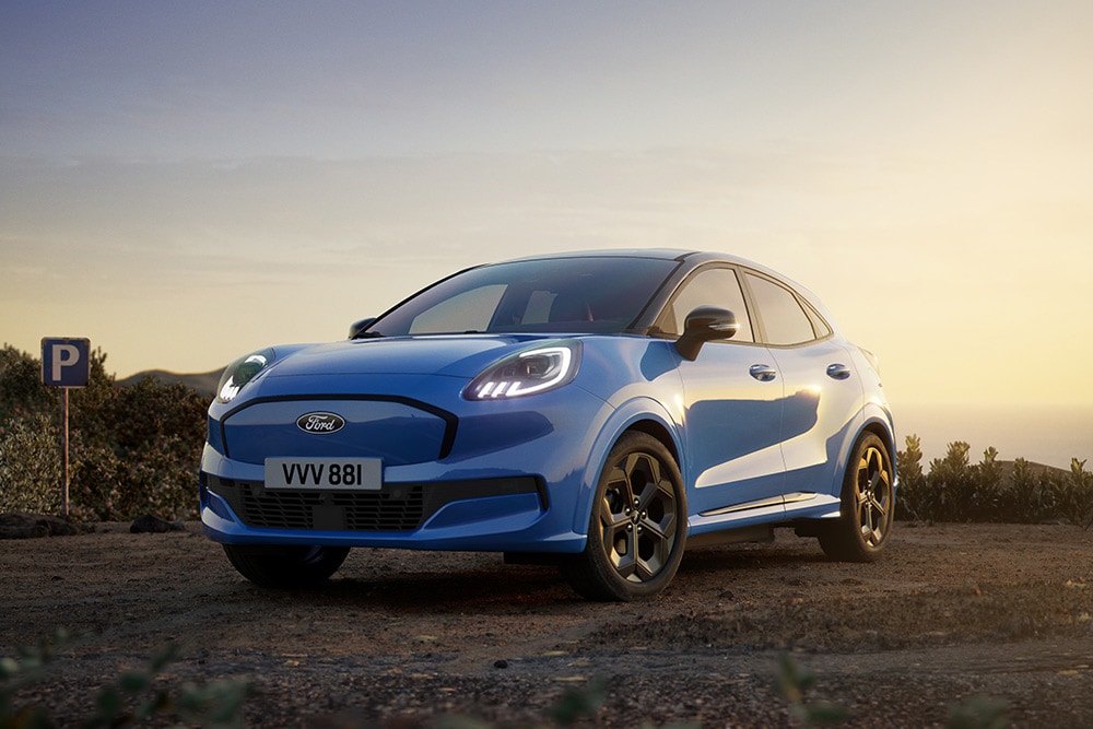 Un Ford Puma Gen-E bleu garé au lever du soleil.