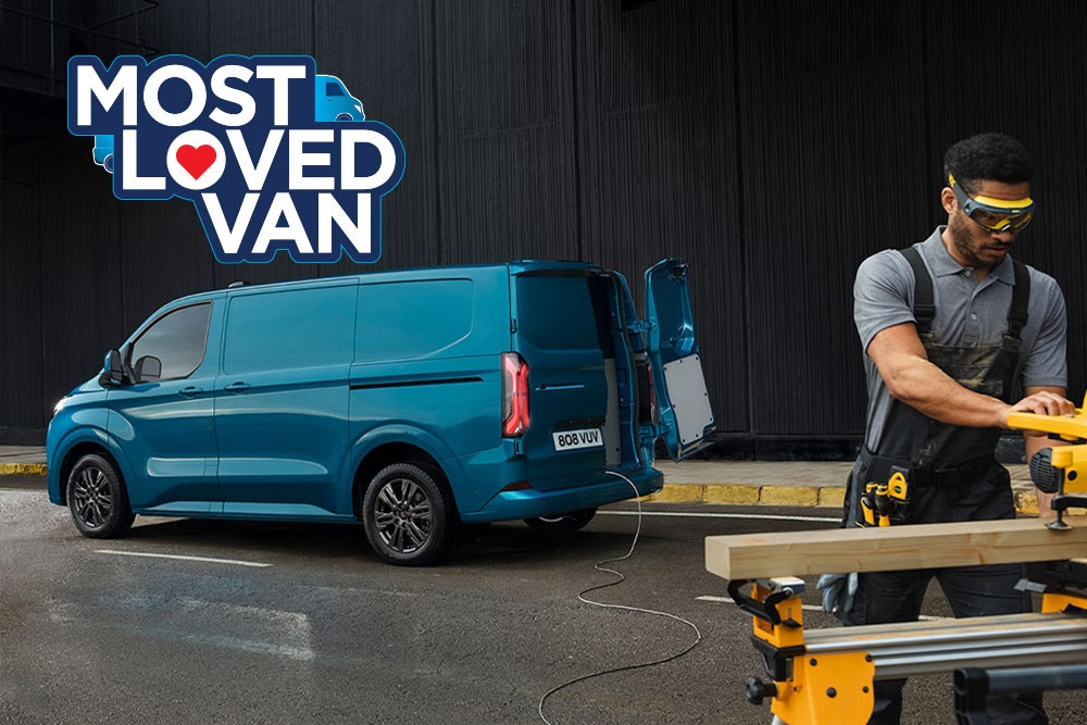 Fourgon Ford Transit Custom bleu et une personne utilisant des outils électriques.