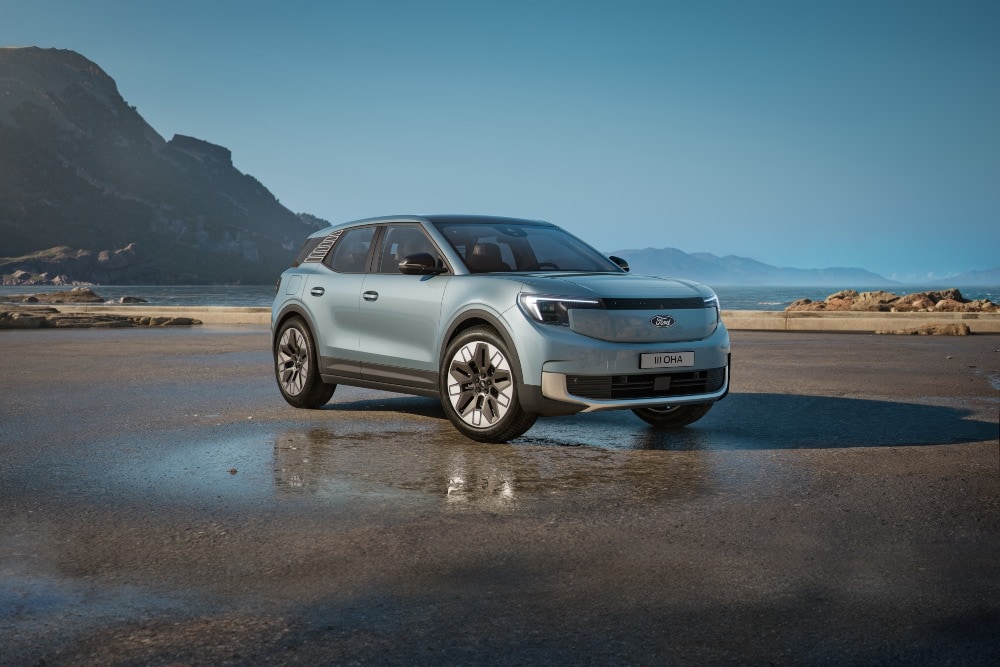 Un Ford Explorer gris sur une plage mouillée sous un ciel bleu.