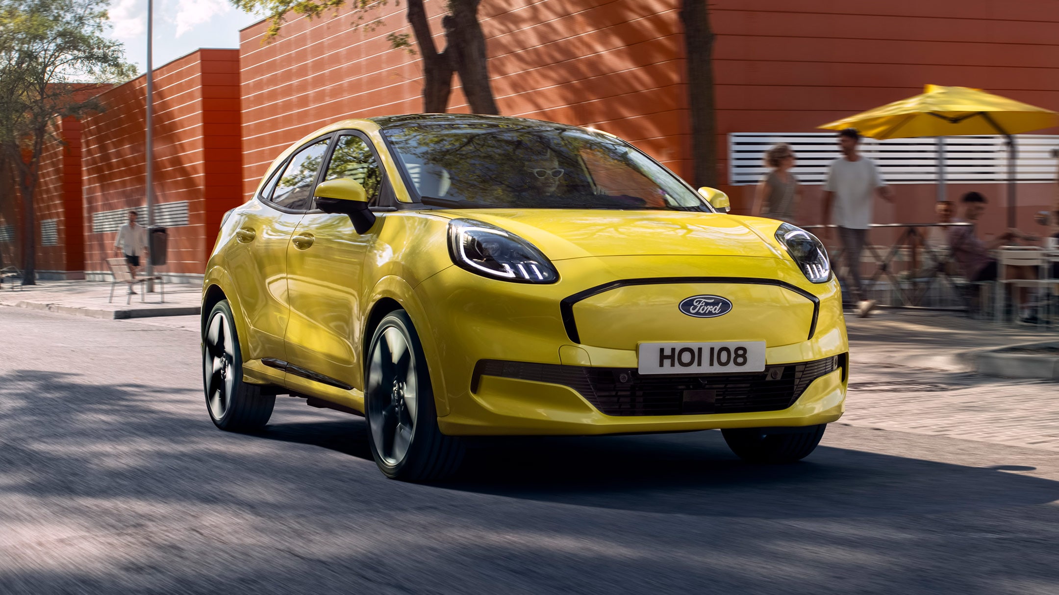 Une Puma jaune roule dans la ville.