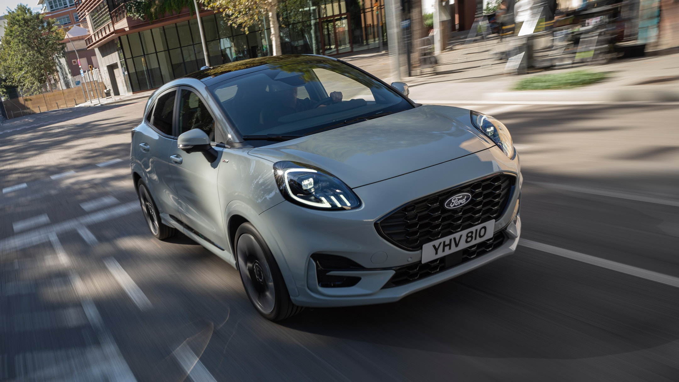 Une Puma grise traverse la ville. 