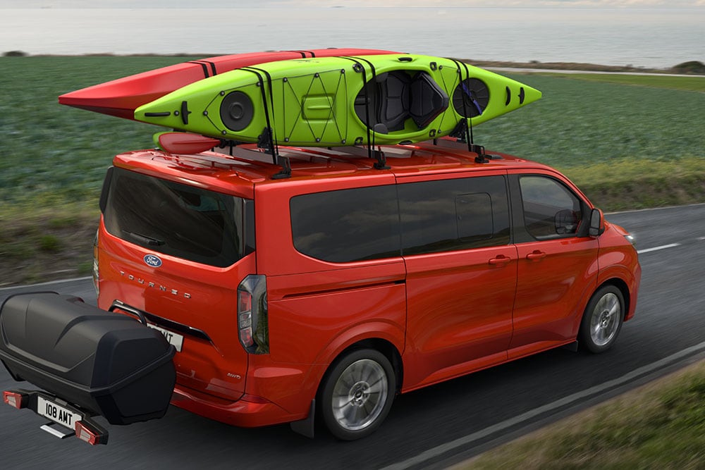 Ford Tourneo Custom rouge avec kayaks sur le toit