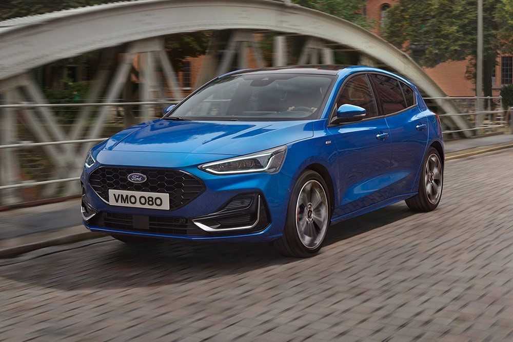 Ford Focus bleue sur un pont
