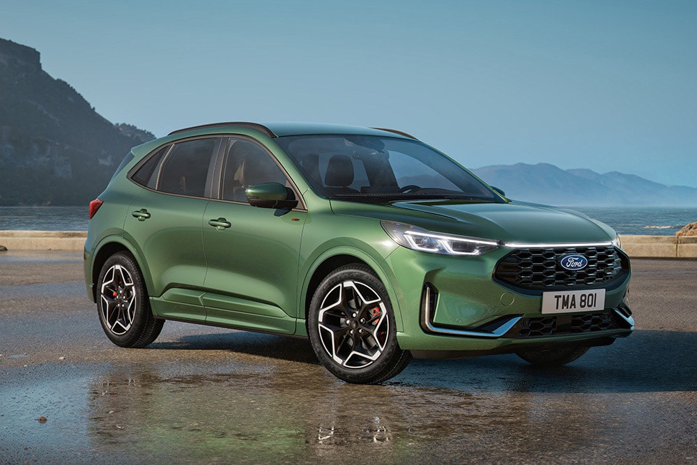Ford Kuga vert garé près de la mer