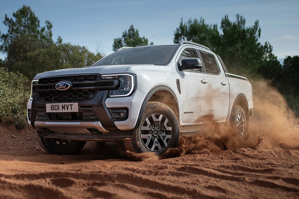 Ford Ranger blanc roulant dans le sable