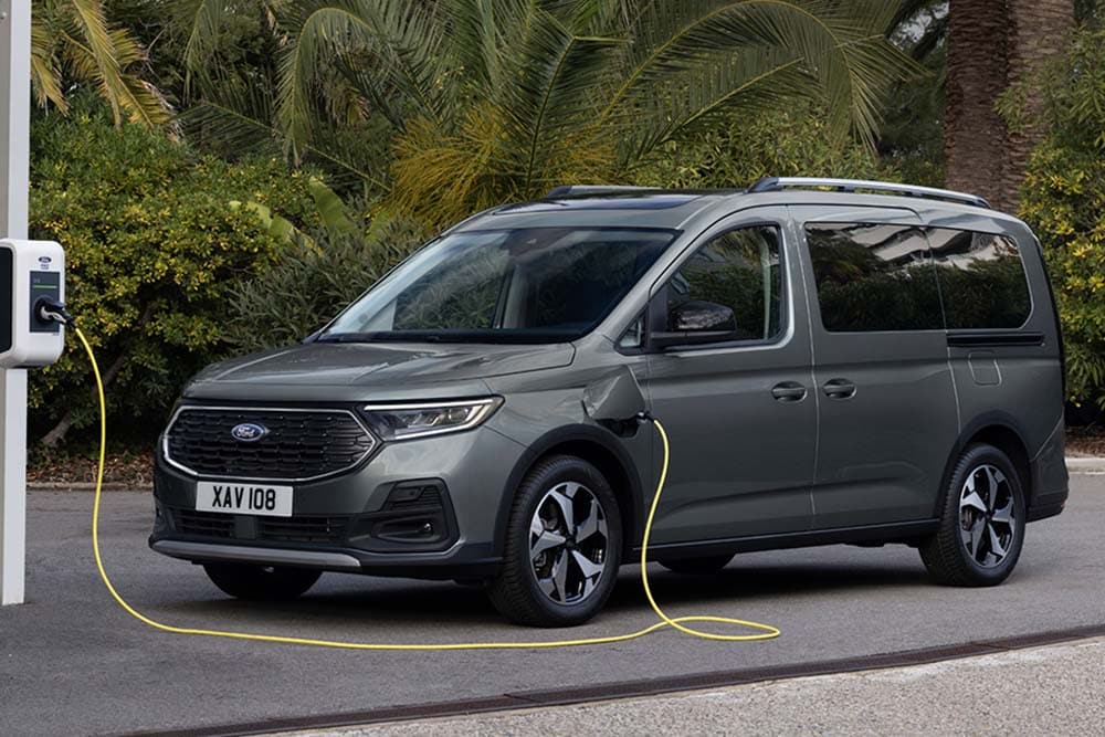 Ford Tourneo Connect gris à une borne de recharge