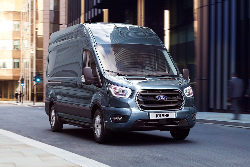 Fourgon Ford Transit bleu circulant dans une ville