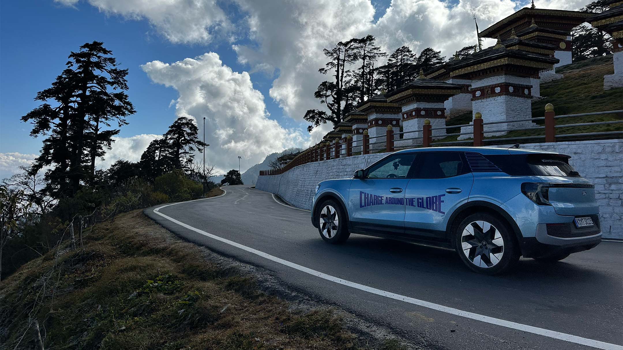 Le cours de conduite avancée de Ford s'avère très utile lorsque Lexie manœuvre habilement sur les pentes raides des montagnes.