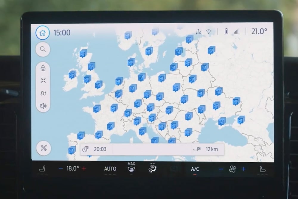L'écran numérique d'un véhicule Ford affiche une carte des bornes de recharge pour véhicules électriques BlueOval en Europe.