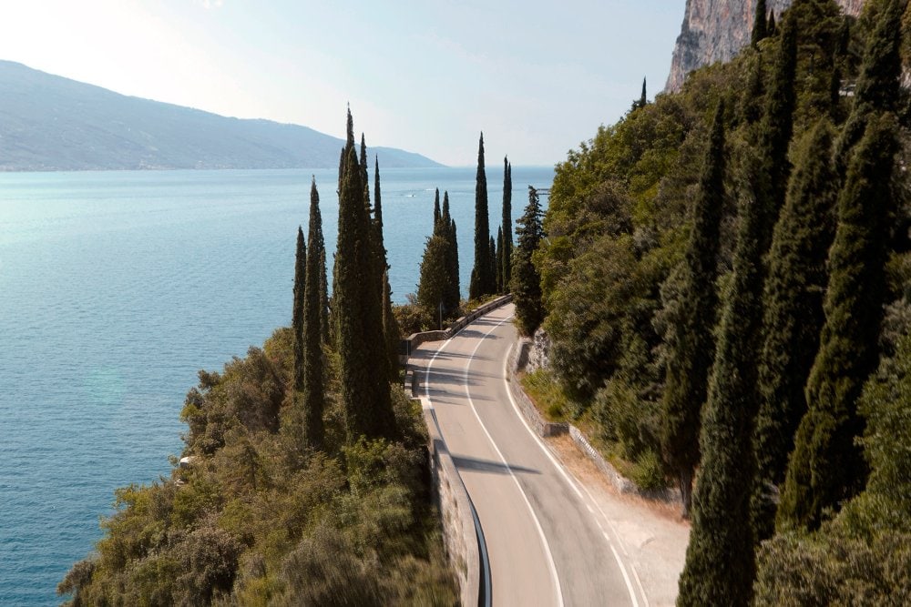 Vue aérienne d'une route côtière et d'une vaste étendue d'eau.