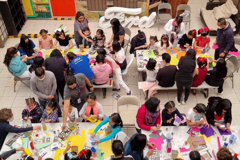 Enfants participant à des activités créatives lors d'un événement communautaire organisé par Ford Philanthropy.