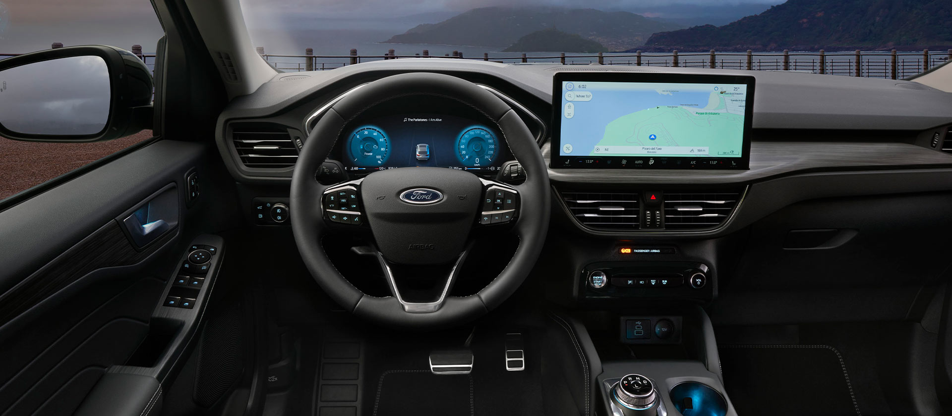 Intérieur d'une voiture Plug-in Hybrid Ford et écran de navigation embarqué.
