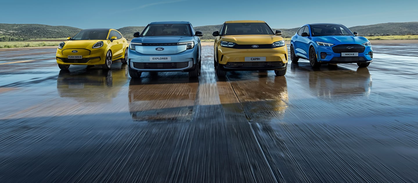 Une gamme de voitures électriques Ford alignées, comprenant le Ford Puma Gen-E, Ford Explorer, Ford Capri et Ford Mustang Mach-E.