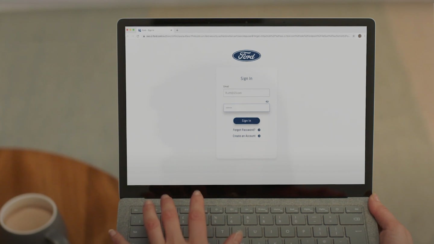 Un écran d'ordinateur affiche le formulaire de connexion au compte Ford