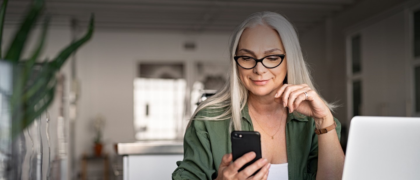 Une femme consulte un smartphone