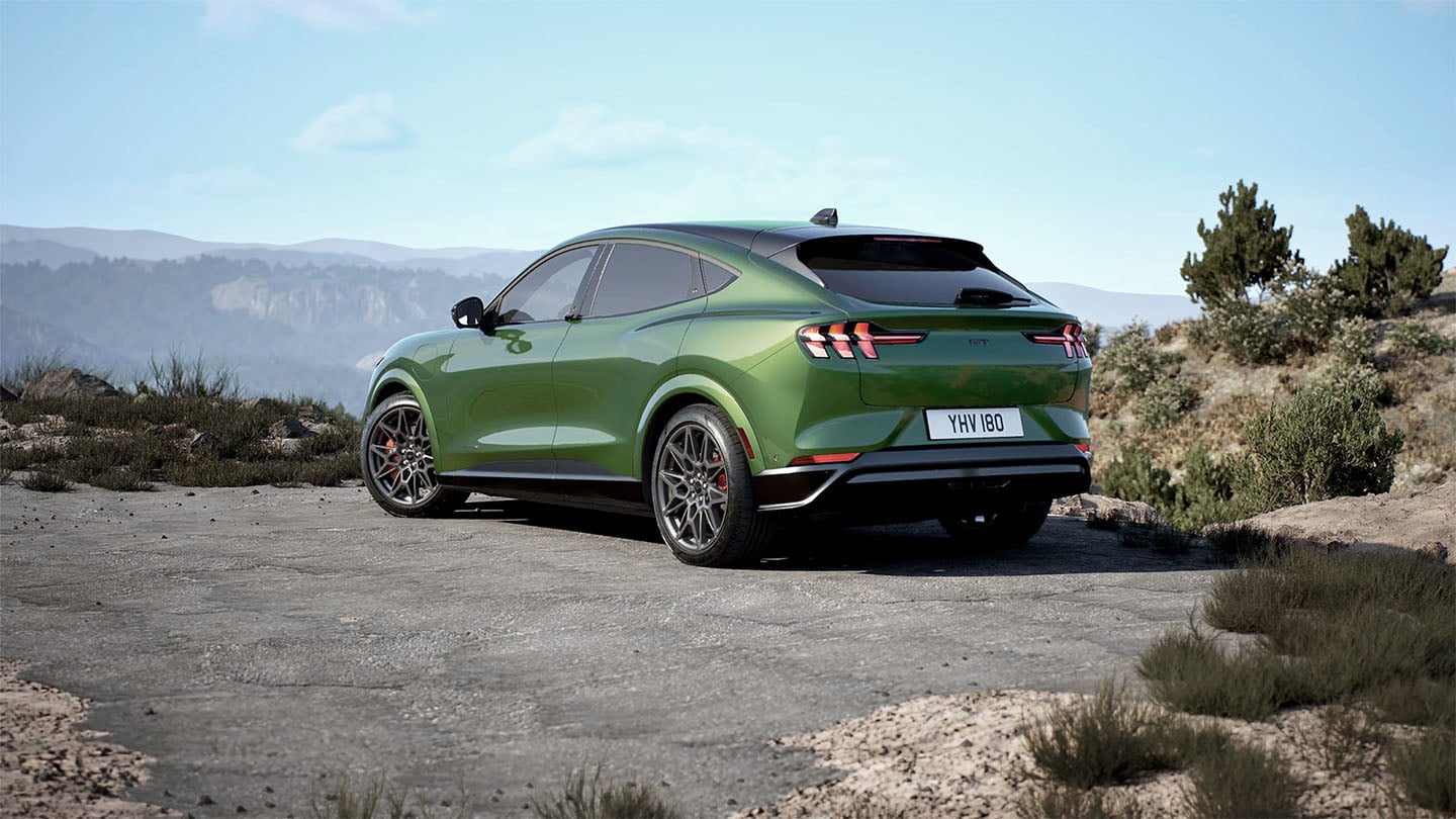 Arrière de la Ford Mustang Mach-E GT Eruption Green stationnée sur une route de montagne.