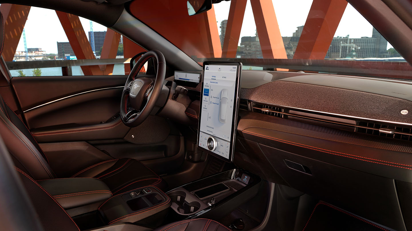 Intérieur de la Ford Mustang Mach-E, avec l’écran tactile SYNC 4 de 15,5" et la finition intérieure élégante.