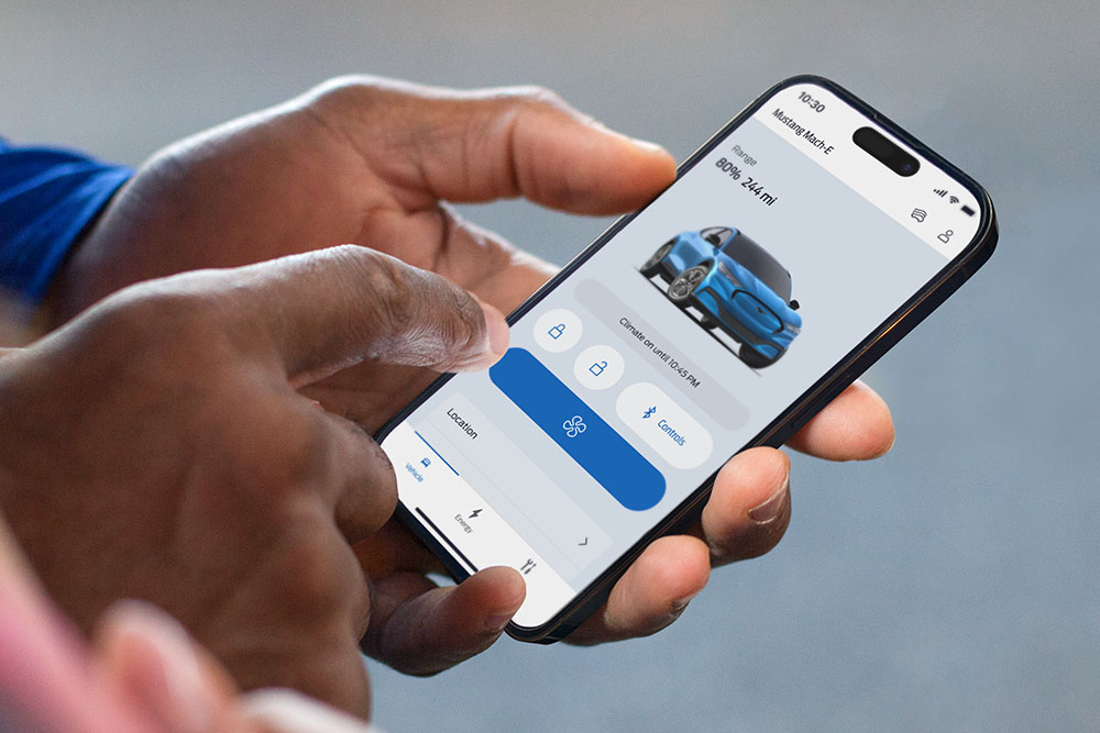 Une image en gros plan d’un iPhone montrant Mes Services FordPass, une Ford Mustang Mach-E et des boutons de l’application.