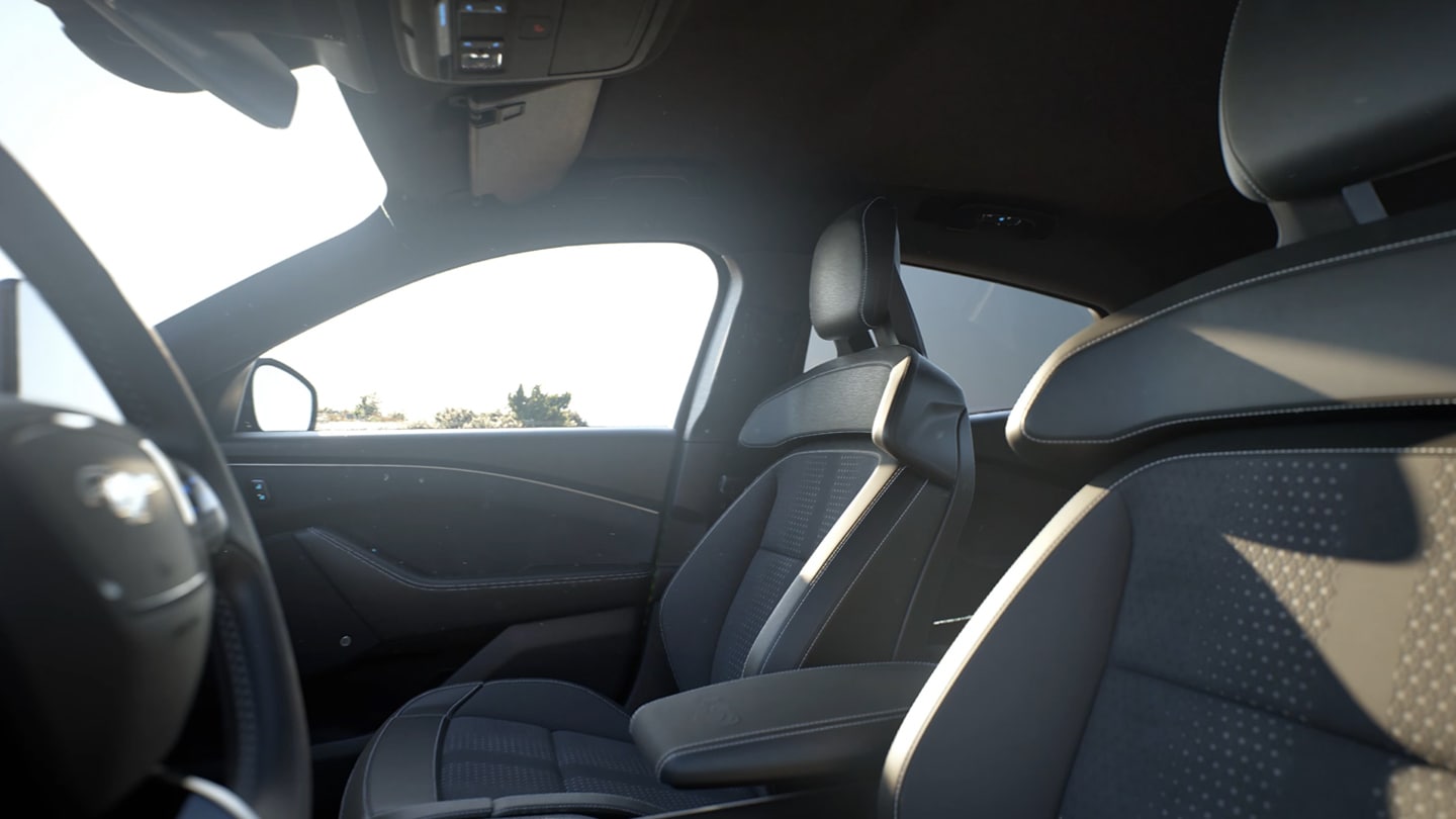 Intérieur de la Ford Mustang Mach-E, avec ses deux sièges avant Ford Performance.