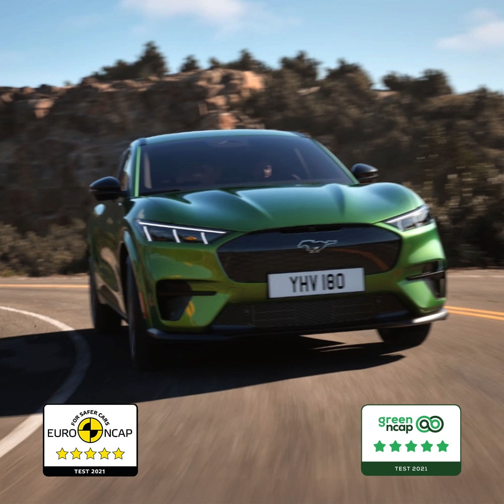 Ford Mustang Mach-E GT Eruption Green roulant sur une route de montagne.