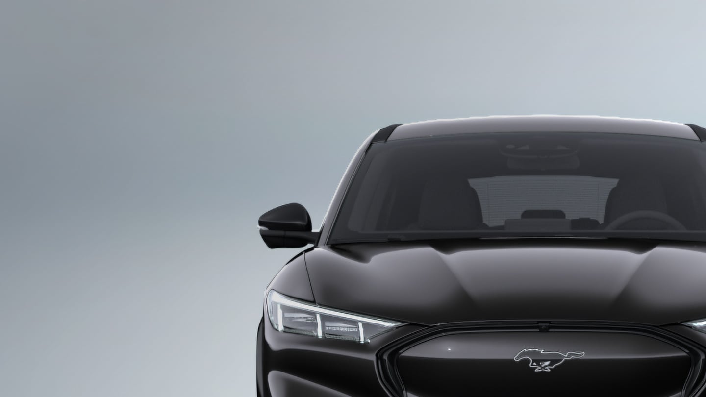 Vue de face d’une Ford Mustang Mach-E noire.