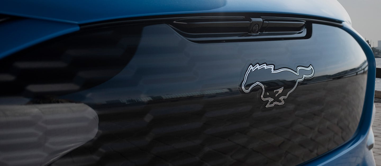 Image rapprochée du badge Ford Mustang Mach-E.