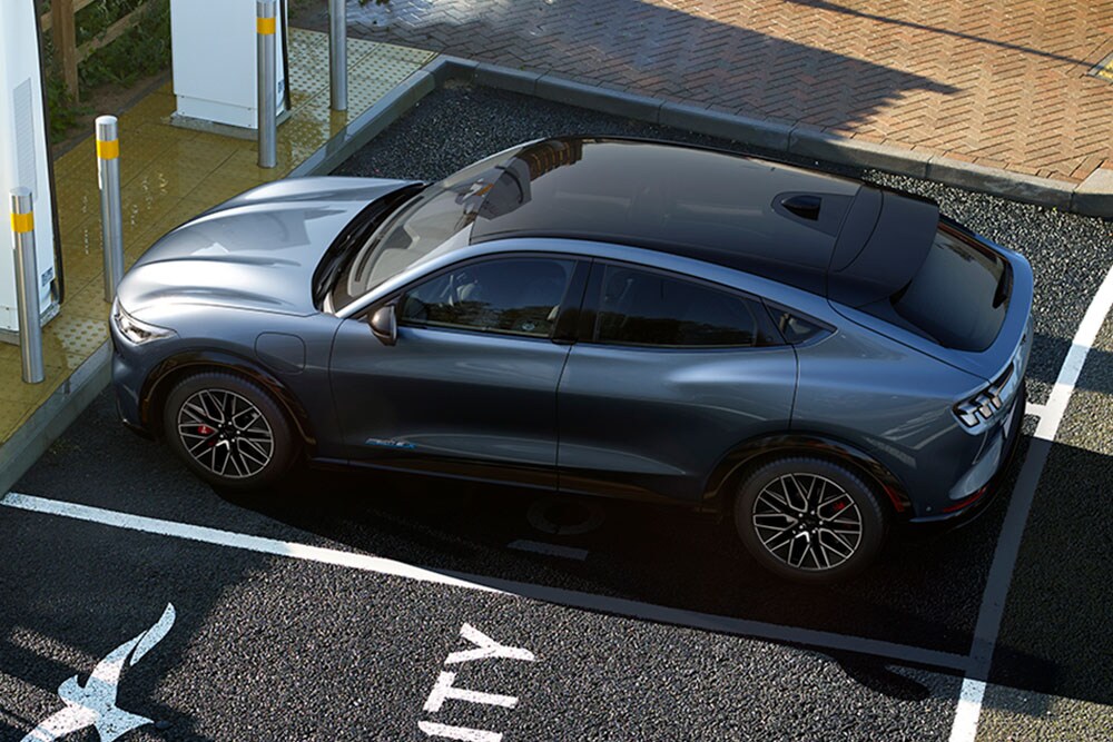 Une Ford Mustang Mach-E à une borne de recharge IONITY