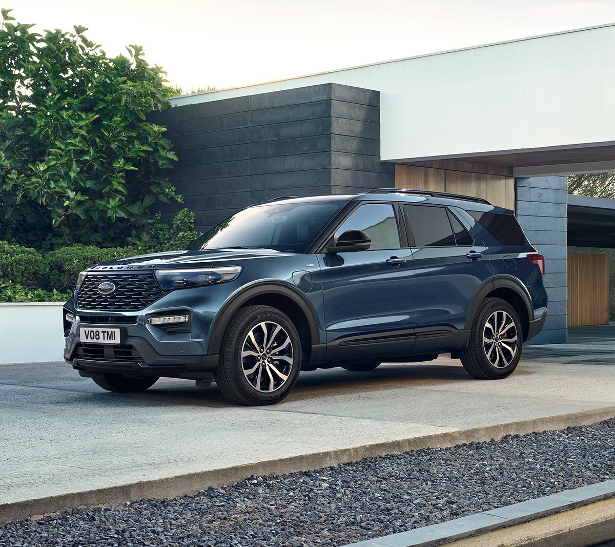 Le Ford Explorer PHEV garé devant une maison