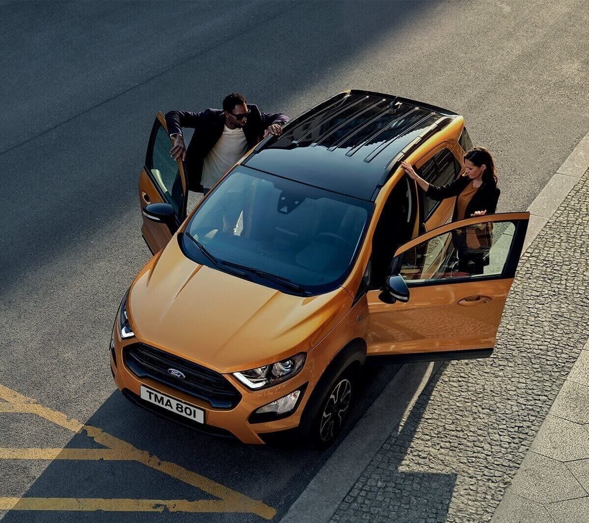 Vue aérienne du nouveau Ford EcoSport Active et d'une femme
