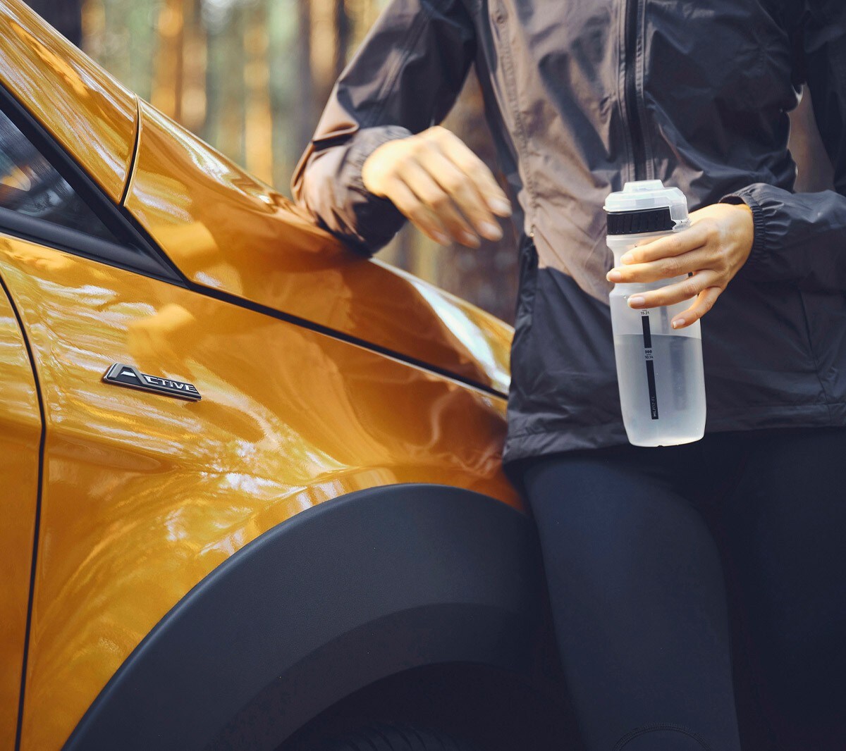 Ford EcoSport Active orange roulant sur une route de montagne