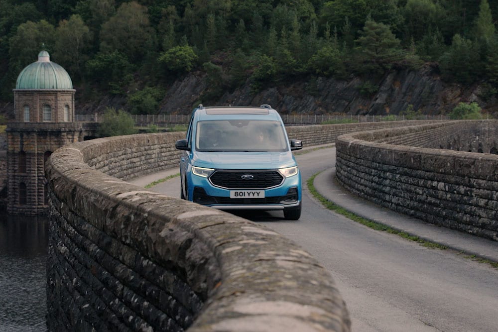 Ford Tourneo Connect en circulation sur une route de campagne sinueuse