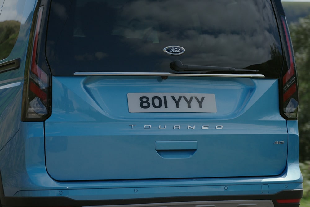 Vue arrière du Ford Tourneo Connect.