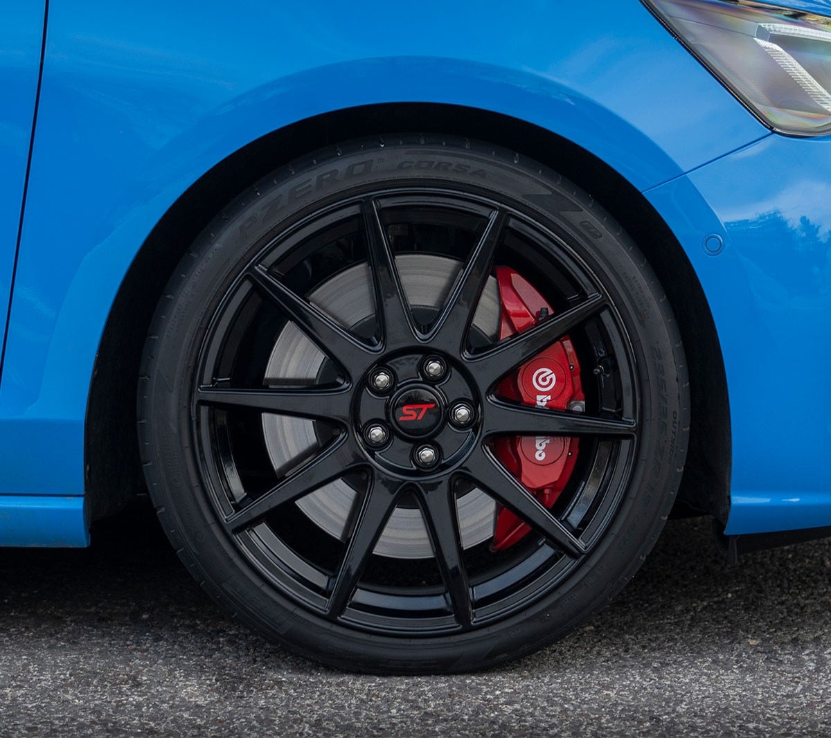 Freins Brembo surdimensionnés avec pneus Pirelli P-Zero Corsa