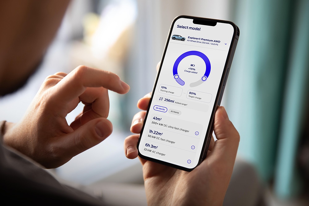 Un téléphone portable montrant la gamme électrique numérique Ford et l’outil de calcul de recharge.