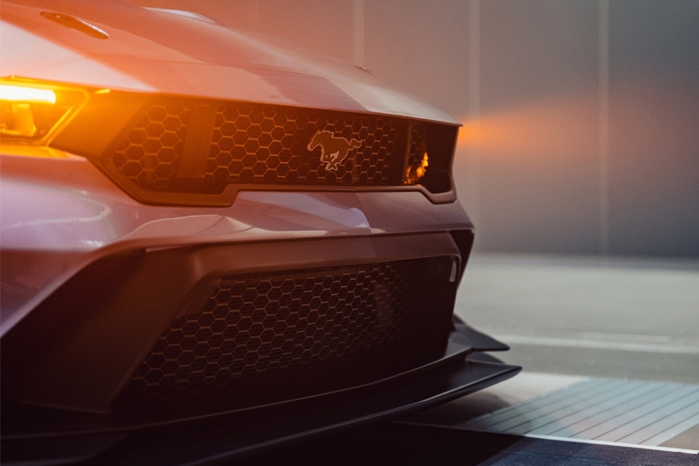 Ford Mustang GTD avec suspension abaissée et phares allumés