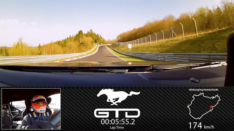 Vue depuis l'habitacle de la Ford Mustang GTD sur la Nordschleife du Nürburgring avec les données de performances
