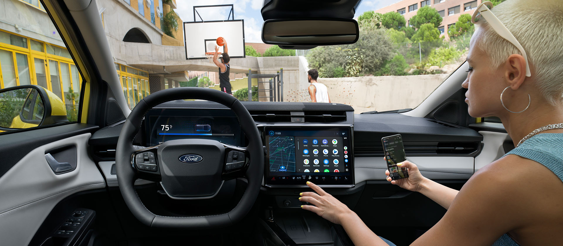 L’intérieur du Ford Puma Gen-E® électrique, avec une personne qui synchronise sans fil son téléphone à l’écran tactile.