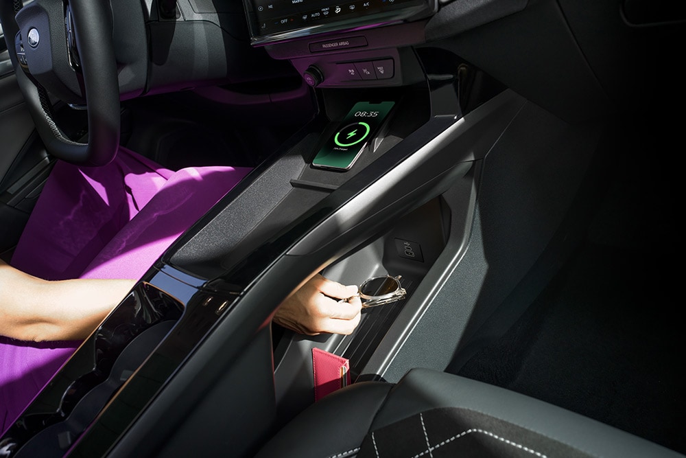 Un gros plan montrant la console de recharge sans fil et de rangement dans le nouveau Ford Puma Gen-E®. 