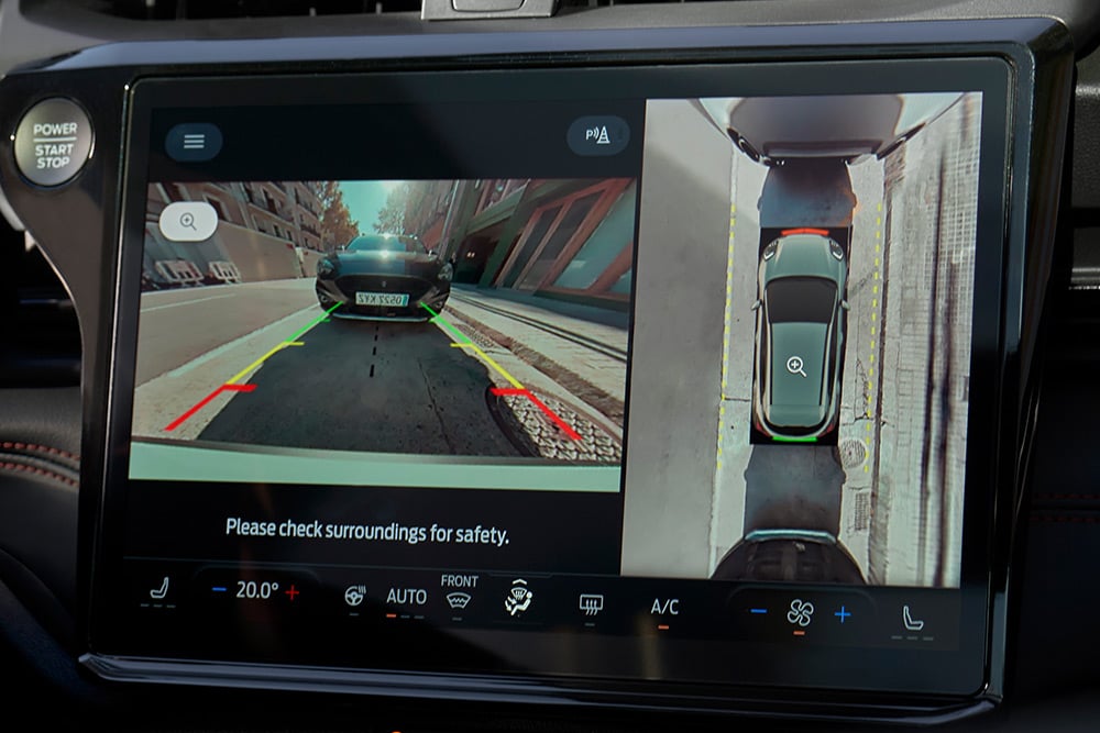 Un gros plan de la caméra à 360° affichant les aides au stationnement du nouveau Ford Puma Gen-E® électrique.