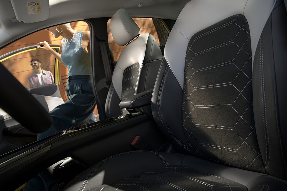 Un gros plan sur les sièges ergonomiques noirs et gris dans le Ford Puma Gen-E® électrique.