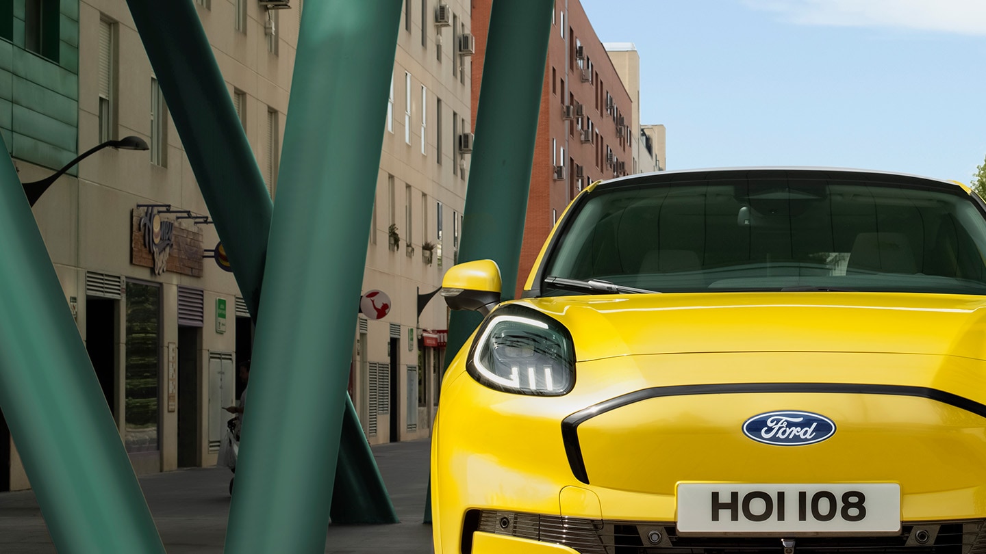 Un gros plan de l’avant du nouveau Ford Puma Gen-E® en jaune.