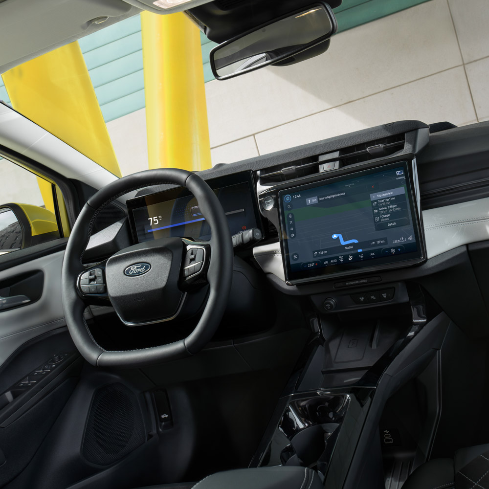 L’intérieur du Ford Puma Gen-E® avec le grand écran tactile et le système de navigation par satellite connecté au cloud.