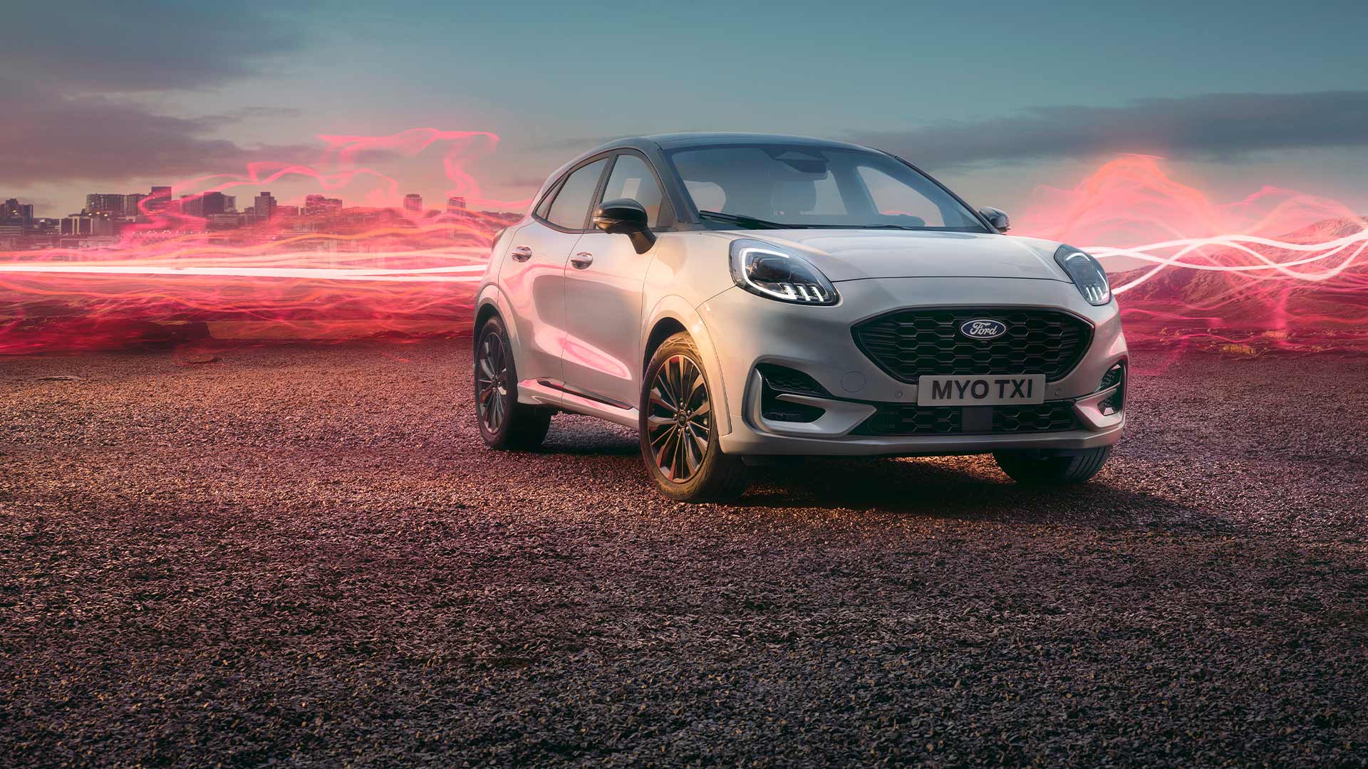 Le modèle Ford Puma Sound Edition en blanc, garé avec des ondes sonores rouges en arrière-plan.