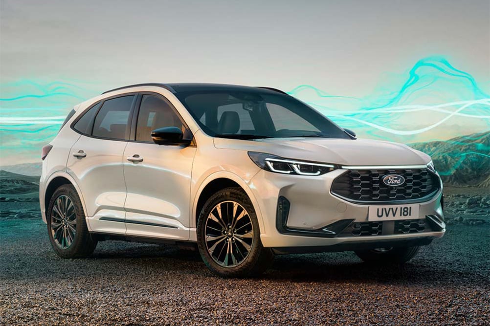 Le modèle Ford Kuga Sound Edition en blanc, garé avec des ondes sonores vertes en arrière-plan.