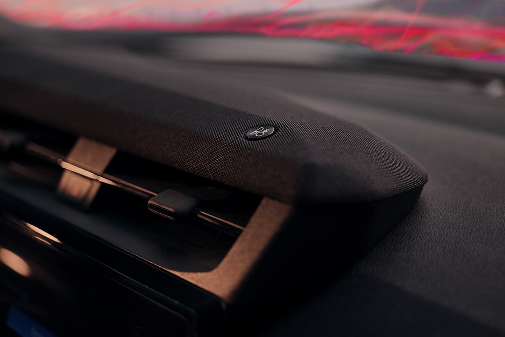 Gros plan sur l’enceinte du système audio B&O haut de gamme et son logo dans la Ford Puma Sound Edition.