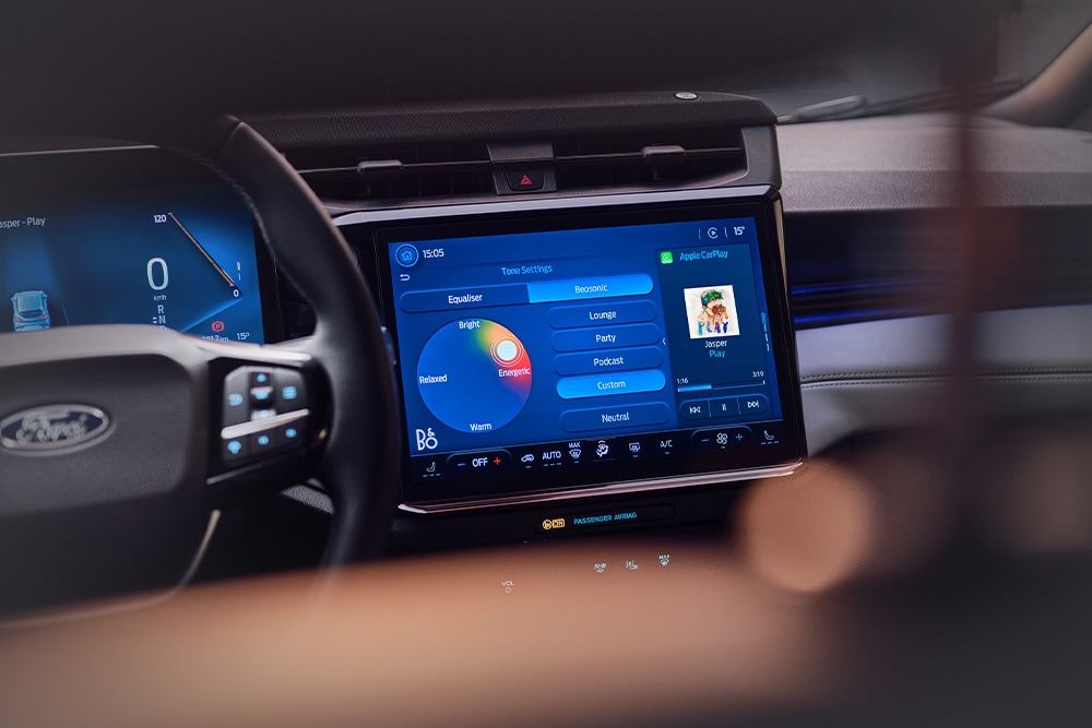 Gros plan sur le grand écran tactile affichant la fonctionnalité B&O Beosonic dans la Ford Puma Gen-E Sound Edition.