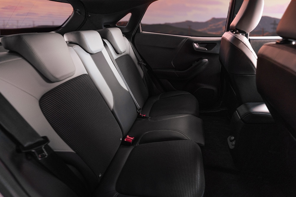 Gros plan sur les sièges arrière de la Ford Puma Sound Edition avec des tissus de siège exclusifs.