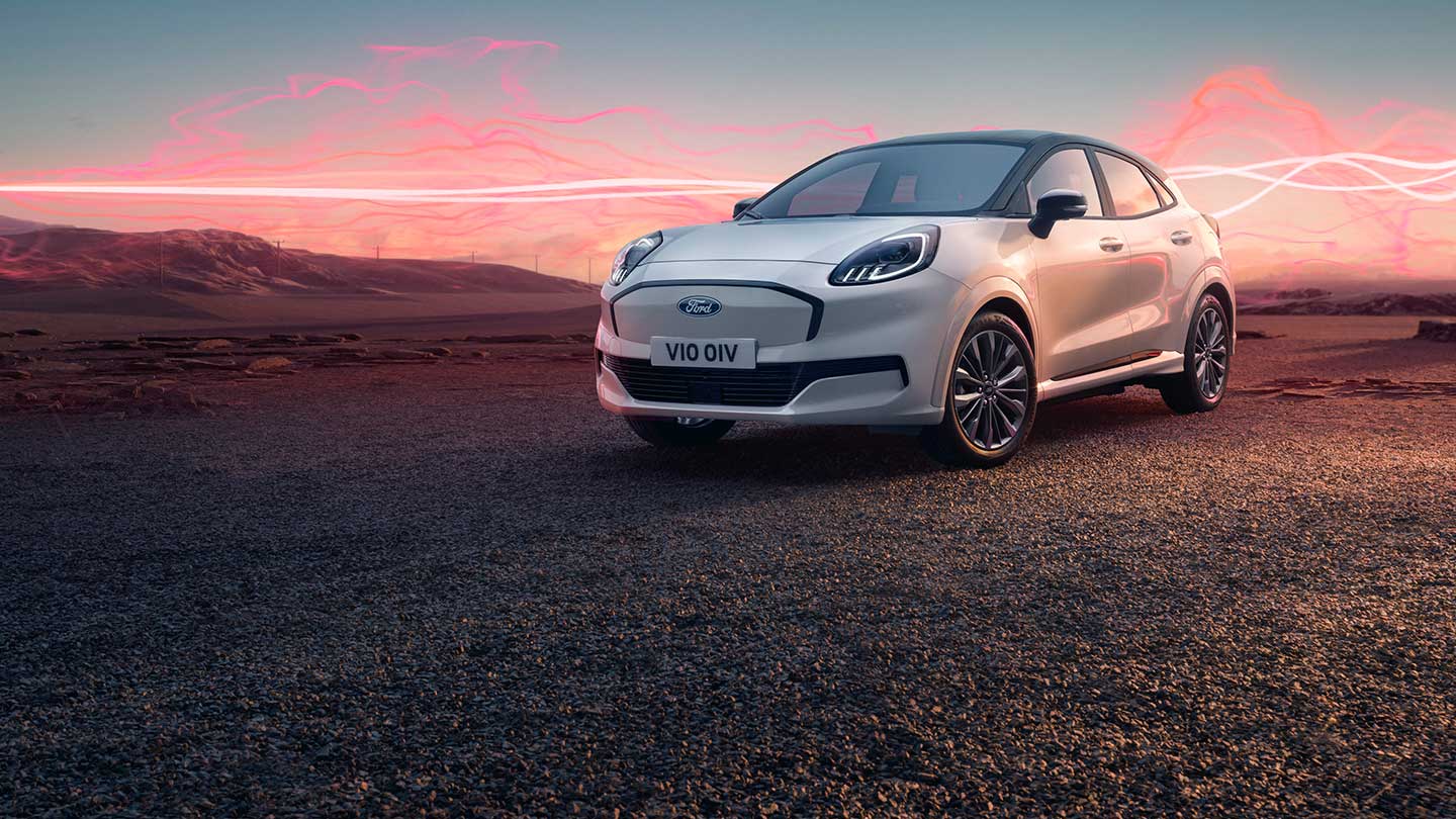 Le modèle Ford Puma Gen-E Sound Edition en blanc, garé avec des ondes sonores rouges en arrière-plan.