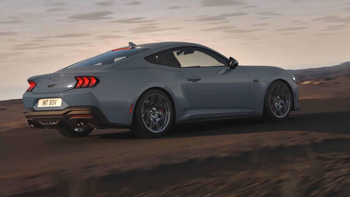 Ford Mustang bleue dans un virage