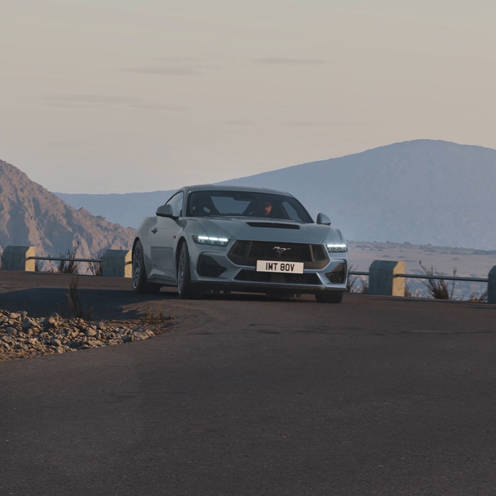Ford Mustang bleue dans un virage